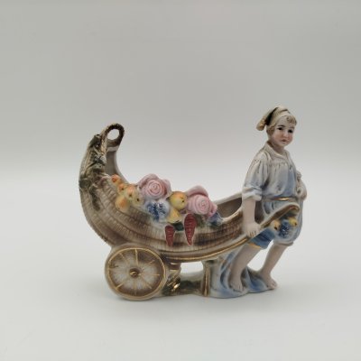 купить Статуэтка-салфетница "Разносчик фруктов", бисквит, роспись, золочение, Европа, 1950-1980 гг.