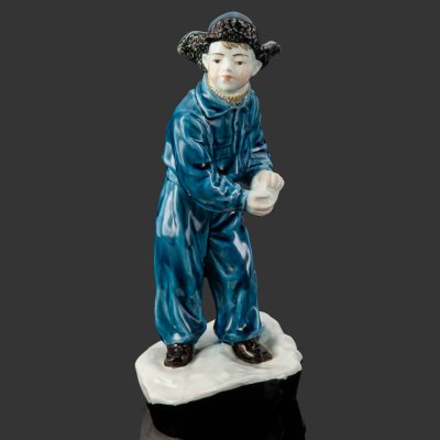 купить Статуэтка «Мальчик со снежком», скульптор М. П. Холодная, фаянс, роспись, Конаковский фаянсовый завод им. М.И. Калинина (ЗиК Конаково), СССР, 1959 г.