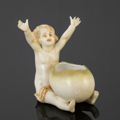 купить Статуэтка "Путти с яйцом" (миниатюрная ваза), фарфор, роспись, Западная Европа, 1900-1930 гг.