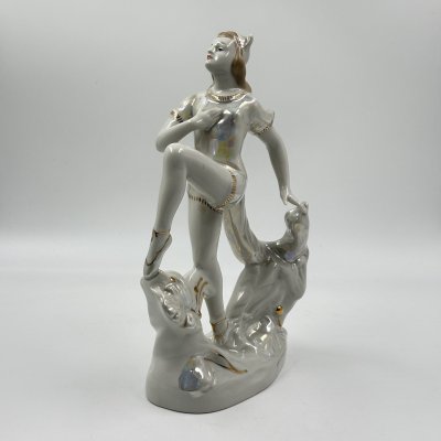 купить Статуэтка "Балерина-Кошка" ("Лисичка"), скульптор М.А. Интизарян, фарфор, роспись, люстр, золочение, Дмитровский фарфоровый завод (ДФЗ Вербилки), СССР, 1954-1965 гг.