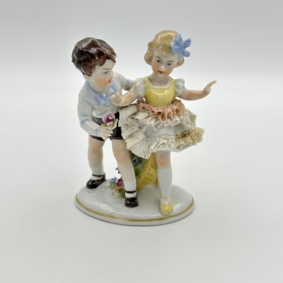 купить Статуэтка "Дети на лугу", фарфор, кружевной фарфор, роспись, Unterweissbach Werkstätten (Унтервайсбах), Германия, 1940-1948 гг.