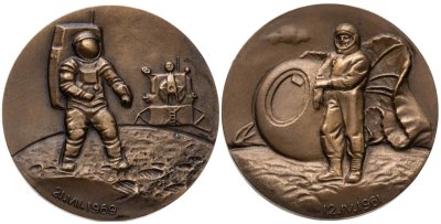 купить Набор из 2-х медалей "Первый космонавт Земли Ю. Гагарин - Н. Армстронг, первый человек на Луне", Россия (ММД)