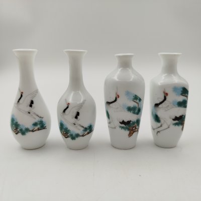 купить Набор из 4 миниатюрных вазочек (中国小花瓶) в оригинальной упаковке, декорированные журавлями, фарфор, деколь, картон, Китай, 1950-1960 гг.