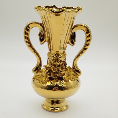 купить Ваза интерьерная изящной формы с рельефным цветочным декором, фарфор, крытье, золочение, Российская Федерация, 2000-2020 гг.