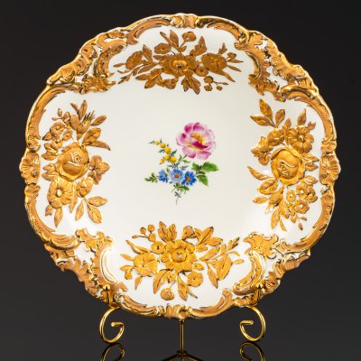 купить Блюдо с рельефным цветочным декором вдоль фигурного борта и изображением букета в центральной части, фарфор, роспись, золочение, Meissen (Мейсенский фарфор), Германия, 1934-1945 гг.