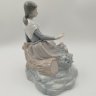 Купить Статуэтка "Девушка и розовый куст", фарфор, роспись, NAO Porcelain, Испания, 1980-2000 гг.