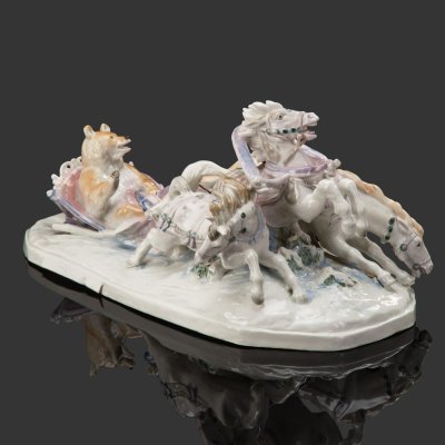 купить [Авторская, большая скульптура] Статуэтка "Генерал Топтыгин на тройке" (медведь в воеводстве), предположительно автор Завалов Анатолий Петрович, фарфор, роспись солями, СССР, 1950-1960 гг.