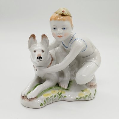 купить Статуэтка "Юный пограничник с собакой", скульптор Столбова Г.С., художник Лупанова Е.Н., фарфор, роспись, Ленинградский фарфоровый завод (ЛФЗ), СССР, 1960-1970 гг.