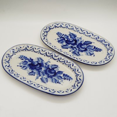 купить Пара сервировочных блюд, украшенных цветочным декором и рельефным орнаментом по борту, р. Зуева, фарфор, роспись, Гжельский фарфоровый завод, Российская Федерация, 1990-2015 гг.