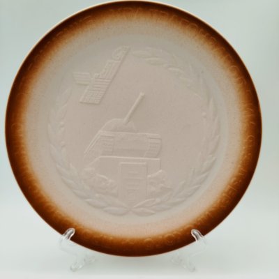 купить Тарелка декоративная "50 лет Уральскому вагоностроительному заводу имени Ф. Э. Дзержинского", фарфор, бисквит, рельеф, Богдановичский фарфоровый завод, СССР, 1986 г.