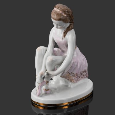 купить Статуэтка «Юная балерина» (актриса Т.Л. Пилецкая в детстве), скульптор А.Ф. Пахомов, автор росписи Е.Н. Лупанова, фарфор, роспись надглазурная, золочение, Ленинградский фарфоровый завод (ЛФЗ), СССР, 1950-1960 гг.