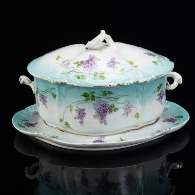 купить Супница с подставкой (подтарельником), в форме раковины, декорированная цветущей сиренью, фарфор, деколь с прорисовкой, золочение, Товарищество М.С. Кузнецова в Вербилках (г. Дмитров), Российская империя, 1891-1917 гг.