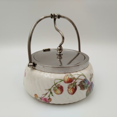 купить Бисквитница с декором в виде веточек земляники, фаянс, деколь, металл, Западная Европа, 1900-1930 гг.