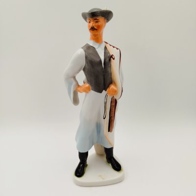 купить Статуэтка "Мужчина в шляпе с пером" ("Мужчина в национальном костюме"), фарфор, роспись, Aquincum Porcelain, Венгрия, 1948-1970 гг.