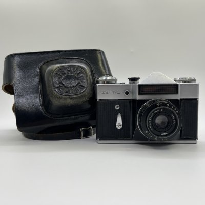 купить Фотоаппарат "Зенит-Е" с объективом "Индустар-50-2"в оригинальном кофре, металл, стекло, пластик, кожа, Красногорский механический завод (КМЗ), СССР, 1969 г.