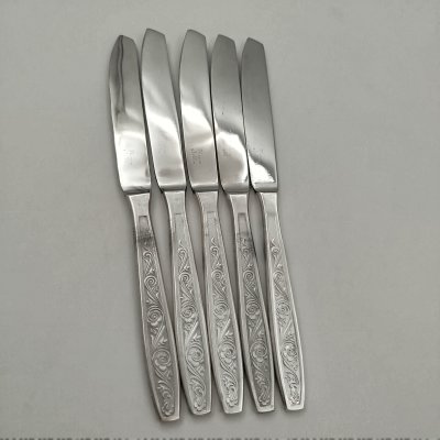 купить Набор из 5-ти столовых ножей, украшенных растительным декором, мНЦ (медь-никель-цинк), Павловский завод художественных металлоизделий им. С.М. Кирова, СССР, 1950-1960 гг.