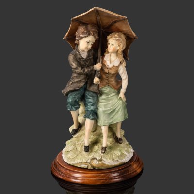 купить Статуэтка "Двое под зонтом" (название условное), инициалы M.P., композитный материал, роспись, дерево, Западная Европа, 1970-1990 гг.