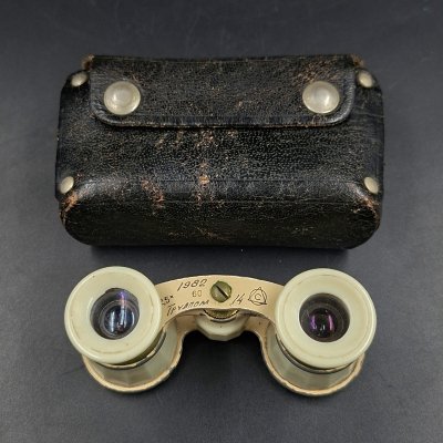 купить Бинокль театральный в кофре, с надписью "Трудпом", металл, пластик, стекло, искусственная кожа, Лыткаринский завод оптического стекла (ЛЗОС), СССР, 1982 г.