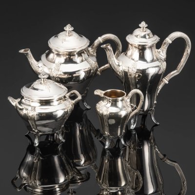 купить Набор чайно-кофейный, украшенный рельефным декором в виде цветочных гирлянд, (кофейник, чайник, молочник, сахарница), Orfèvrerie Gallia, металл, серебрение, фарфор, Christofle, Франция, 1908-1921 гг.