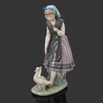 купить Статуэтка "Девочка кормит гусей", фарфор, роспись, Lladro, Испания, 1983 г.