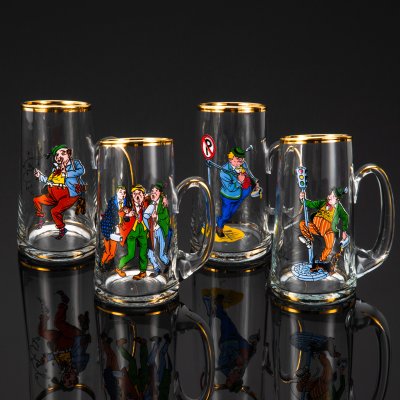 купить Набор пивных бокалов со скошенным краем, декорированных изображениями веселых гуляк, стекло, деколь, золочение, Европа, 2000-2015 гг.