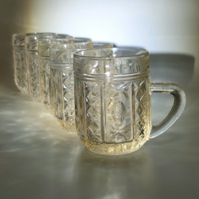 купить Набор из 5-ти небольших кружек желтого оттенка с рельефным декором, стекло, пресс, Дятьковский хрустальный завод, СССР, 1970-1990 гг.