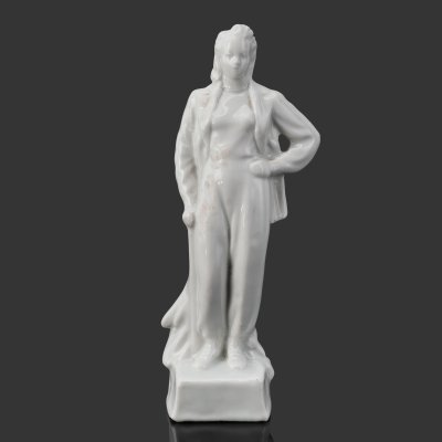 купить Скульптура "Девушка-геолог", автор А.Д. Бржезицкая, фарфор, Дулевский фарфоровый завод (Дулёво), СССР, 1940-1950 гг.