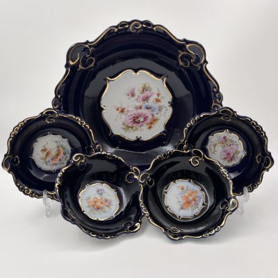 купить Блюдо сервировочное в комплекте с розетками на 4 персоны кобальтового цвета, декорированные изображением цветов, фарфор, крытье, золочение, роспись, Cluj-Napoca Porcelain, Румыния, 1970-1980 гг.