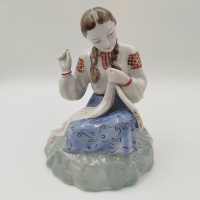 купить Статуэтка "Вышивальщица", автор В. Щербина, фарфор, роспись, золочение, Городницкий фарфоровый завод, СССР, 1957-1970 гг.