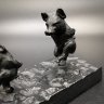 Купить Статуэтка (пресс-папье) "Свинки на прогулке", по модели П.Э. Линд, чугун, литье, крашение ("голландская сажа"), Каслинский завод архитектурно-художественного литья (Касли), СССР, 1970-1990 гг.