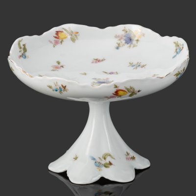 купить Ваза (фруктовница, конфетница) на шестилепестковой ножке с нежным цветочным декором, фарфор, деколь, роспись, золочение, Фарфоровая фабрика Гарднера, Российская империя, 1870-1890 гг.