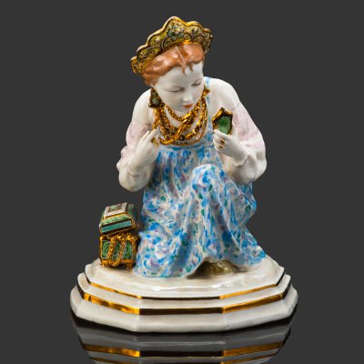 купить [Авторская подпись художника и скульптора] Статуэтка "Малахитовая шкатулка" ("Танюшка и тятино подаренье"), скульптор Ольга Михайловна Богданова, художник Маргарита Михайловна Шепелева, фарфор, роспись, золочение, люстр, Дулевский фарфоровый завод (Дулёво), СССР, 1953 г.