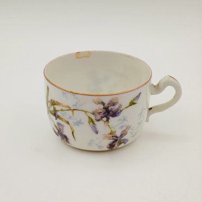 купить Чашка кофейная с декором в виде ирисов, фарфор, деколь, золочение, Товарищество М.С. Кузнецова, Российская империя, 1891-1917 гг.