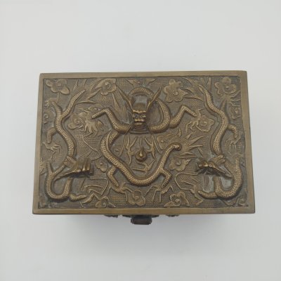 купить Шкатулка для украшений, декорированная рельефными изображениями драконов (приносящие удачу), металл, внутренняя часть - дерево, Китай, 1950-1960 гг.