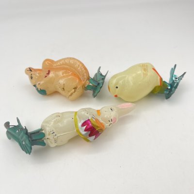 купить Набор из трёх елочных игрушек на прищепках ("Белочка", "Заяц с барабаном" и "Цыпленок"), стекло, краска, металл, СССР, 1960-1990 гг.