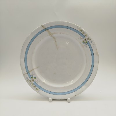 купить Тарелка столовая украшенная растительным декором и голубым кантом, фаянс, обводка, роспись, золочение, Товарищество М.С. Кузнецова в Твери, Российская империя, 1889-1900 гг.