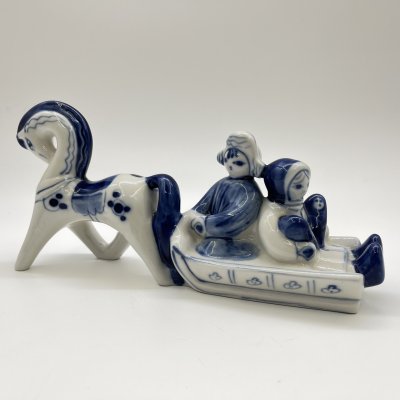 купить Статуэтка "В санях" ("Семья"), автор Людмила Павловна Азарова, фарфор, роспись, Объединение «Гжель», Россия, 1991-2000 гг.