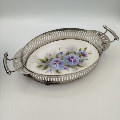 купить Поднос овальной формы с ручками, высоким бортом и изображением анютиных глазок, металл, фаянс, аэрография, деколь, Max Dannhorn, Германия, 1872-1921 гг.