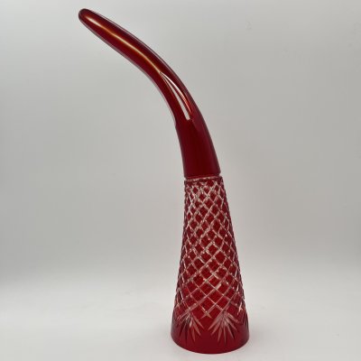 купить Кубок (рог изобилия) красного оттенка с рельефным декором, стекло, нацвет, алмазная грань, СССР, 1970-1990 гг.