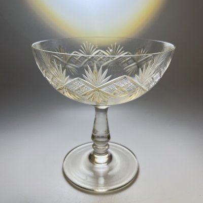 купить Вазочка для десерта (бонбоньерка) на ножке с резным геометрическим декором, стекло, алмазная грань, СССР, 1970-1990 гг.