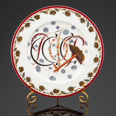 купить Настенная тарелка "РСФСР" (реплика с произведения С.В. Чехонина 1922 года из коллекции Государственного Эрмитажа), фарфор, деколь, золочение, Императорский фарфоровый завод (ИФЗ), Российская Федерация, 2006-2020 гг.