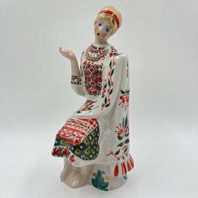 купить Статуэтка "Рушничок", автор Мусиенко В.Т., Никитаева К.М., фарфор, роспись, Киевский экспериментальный керамико-художественный завод (КЭКХЗ), Украина, 1991-2006 гг.