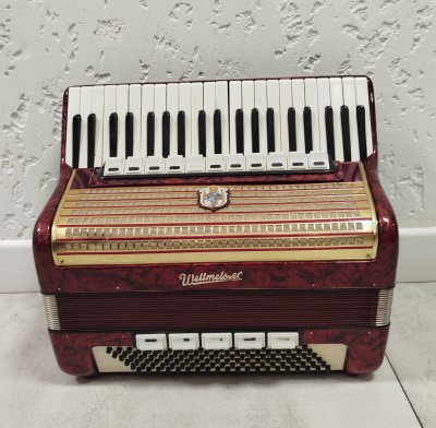 купить Аккордеон фирмы Weltmeister родном кофре, бакелит, металл, кожа, дерево, искусственная кожа, Германия, 1950-1970 гг.
