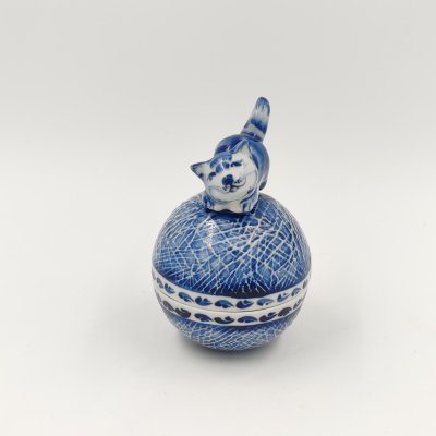 купить Шкатулка в форме клубка с котенком, Гжель, фарфор, роспись, Россия, 1990-2000 гг.
