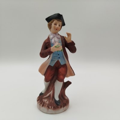 купить Статуэтка "Романтичный юноша в треуголке", бисквит, роспись, Европа, 1980-2000 гг.