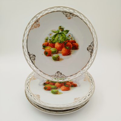 купить Набор десертных тарелок с прорезным бортом "Ягоды и фрукты" на 4 персоны, фарфор, деколь, золочение, Западная Европа, 1900-1930 гг.