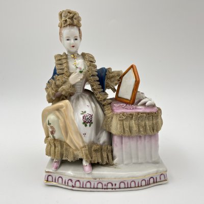 купить Статуэтка "Дама с цветком и зеркалом", фарфор, кружевной фарфор, роспись, золочение, Западная Европа, 1960-1980 гг.