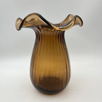 купить Ваза янтарного оттенка с рельефным туловом, стекло, гутная техника, СССР, 1970-1990 гг.