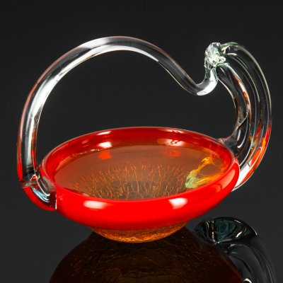 купить Конфетница оранжевого цвета с эффектом кракле и изогнутой ручкой необычной формы, цветное стекло, СССР, 1960-1980 гг.