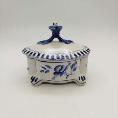 купить Шкатулка овальной формы с растительным декором, фарфор, роспись, Объединение «Гжель», СССР, 1972-1985 гг.